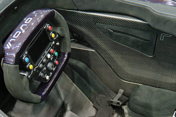 走りに特化したモデルではあるが、車体には必要最小限の収納スペースも完備。コックピットをよく見ると、ファスナー付きの小物入れが。