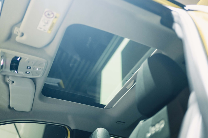 ジープ・アベンジャー ローンチエディション（パワーサンルーフ）