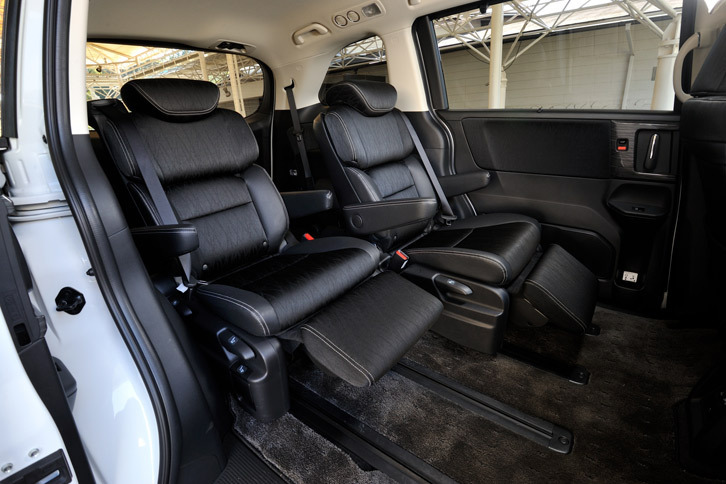 「ハイブリッド アブソルート Honda SENSING EXパッケージ」の2列目キャプテンシート。