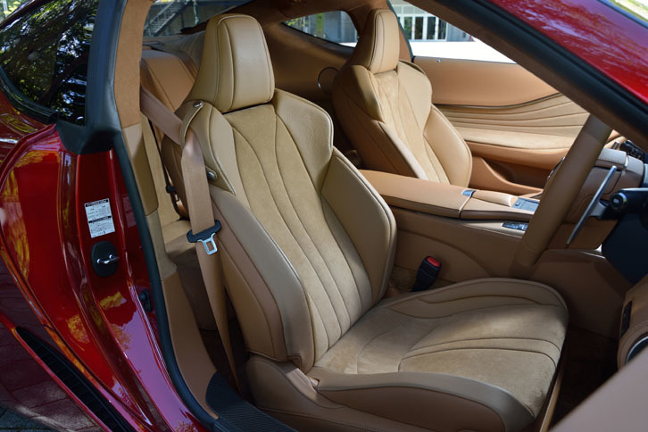 着座時のホールド性や圧力分散を追求したという前席。テスト車のアルカンターラスポーツシートでは、一段とホールド性を高める「表皮一体発泡工法」が採用されている。