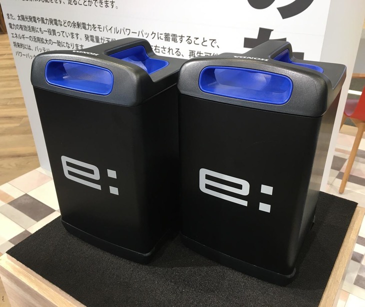 今回の主役「モバイルパワーパックe：」。これまで開発が進められてきた「モバイルパワーパック」の改良版で、2022年からはインドでのシェアリングサービスに実装される。単体のサイズは298×177.3×156.3mmで、重量は10.3kg。