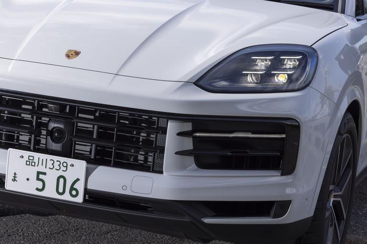 これまではティアドロップ型だったヘッドランプはエッジを強めた五角形に。内部ユニットも最新のポルシェに共通の4灯式に変わった。