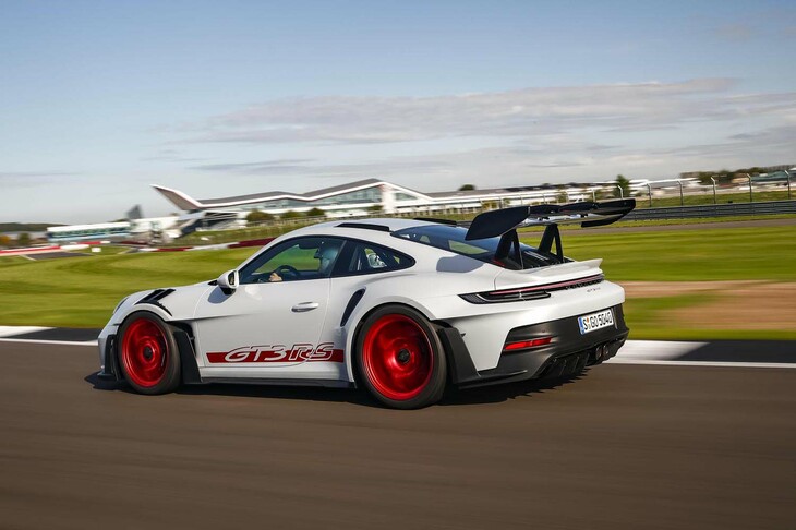 極めて刺激的な加速フィールを味わわせてくれる「911 GT3 RS」。それ以上に驚かされたのは、空力パーツも加勢しての優れた制動性能だった。