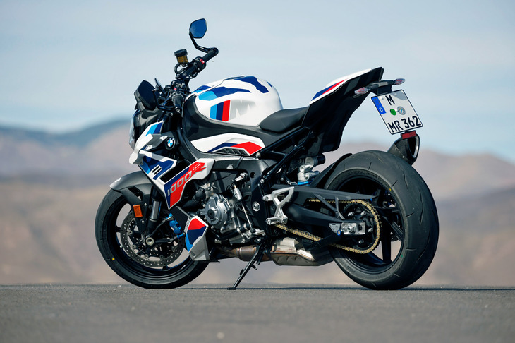 車両重量は199kg（DIN空車重量）。エンジンの最高出力は210PSなので、パワーウェイトレシオは1kg/PSを切る。