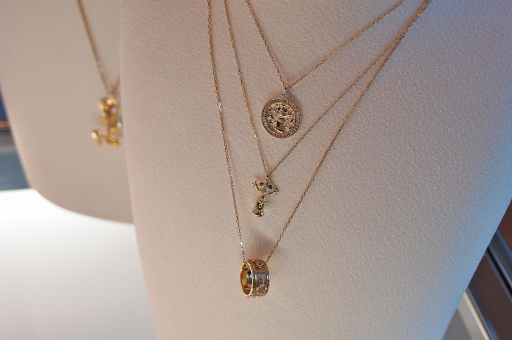 こちらは女性用のネックレス。ミッキーマウスをかたどったといっても、そのデザインはさまざま。