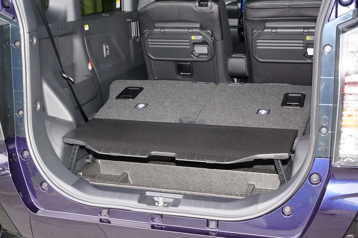 スタンドを立てて装着することで上面がフラットになるとともに、デッキボードの下部にも収納スペースが生まれる仕掛け。