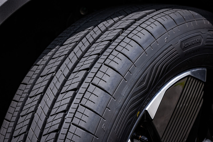 ワイドな接地形状と均一な接地分布、そして接地圧低減を実現した「アシュアランス マックスガードSUV」。トレッドの溝の深さとスクエアなプロファイル形状を最適化し、タイヤライフを通じて均一な摩耗をサポートするという。