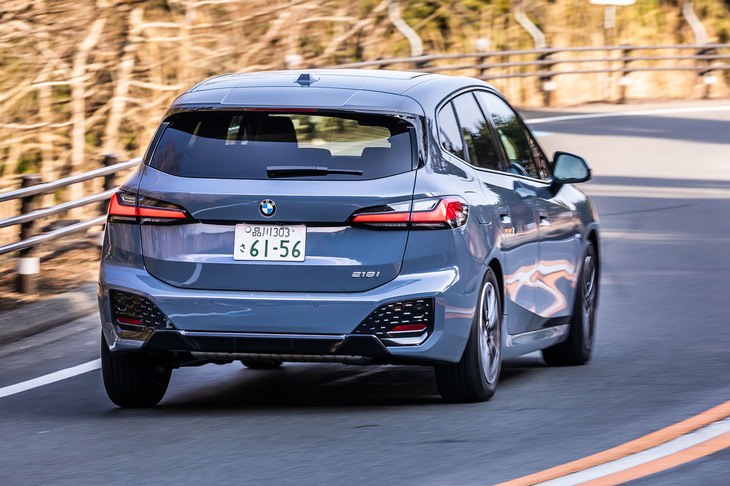 サスペンションはフロントがストラット式、リアがマルチリンク式。「Mスポーツ」グレードには、走行状況に合わせて減衰力を自動調整する「アダプティブMサスペンション」が組み合わされる。リアバンパーのデザインが「エクスクルーシブ」グレードとは異なっているので、モデルの識別はしやすい。