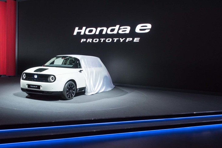 「ホンダe」プロトタイプモデルのアンベールの瞬間。