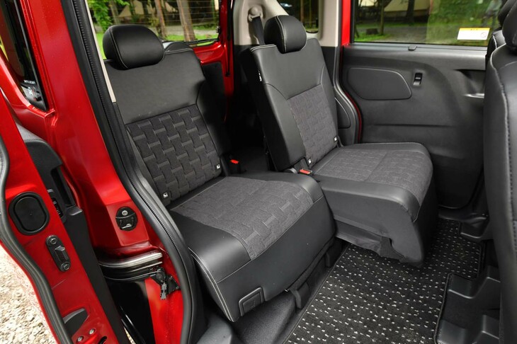 奥側のシートを一番前に固定してみる。これでも大人がきちんと座れるのは立派。