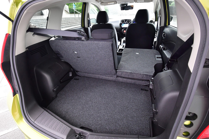 フロアボードを下段に設置し、後席を1席のみ前に倒した状態。