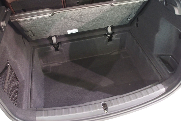 218iアクティブツアラー エクスクルーシブ（床下サブトランク）