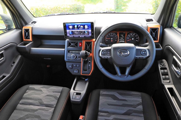 インテリアも“ギア感”たっぷり。オレンジのアクセントカラーと豊富な小物入れスペースがセリングポイントとなっている。