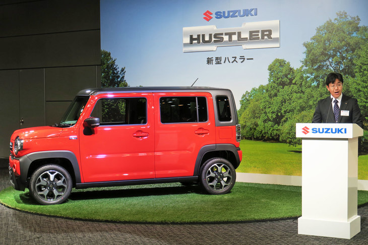 新型「ハスラー」の商品特徴を説明する、チーフエンジニアの竹中秀昭氏。全方位的な進化を遂げたハスラーの詳細は、webCGのニュースでご確認を。