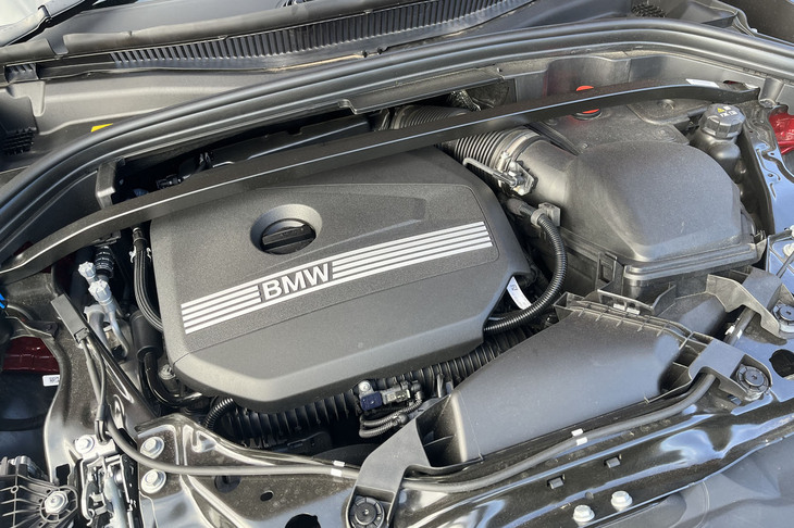 「X2 xDrive20i Mスポーツ」に搭載される2リッター直4ガソリンターボエンジン。最高出力204PS/5000rpm、最大トルク300N・m/1450-4500rpmを発生し、7段DCTと組み合わされる。