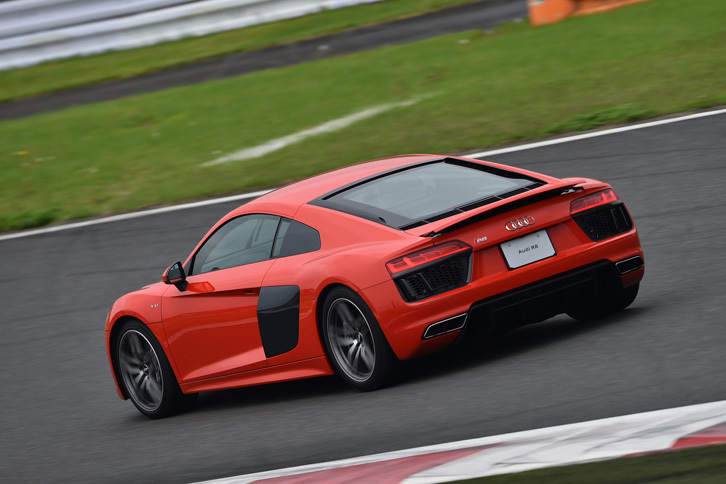 ベースグレードの「V10」には可動式のリアスポイラーが装備されている。車速が120km/hを超えると自動で起き上がり、35km/h以下になると格納される。