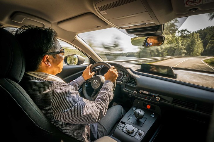 e-TPVのステアリングを握る筆者。EVとは思えない人馬一体感には、大いに驚かされた。