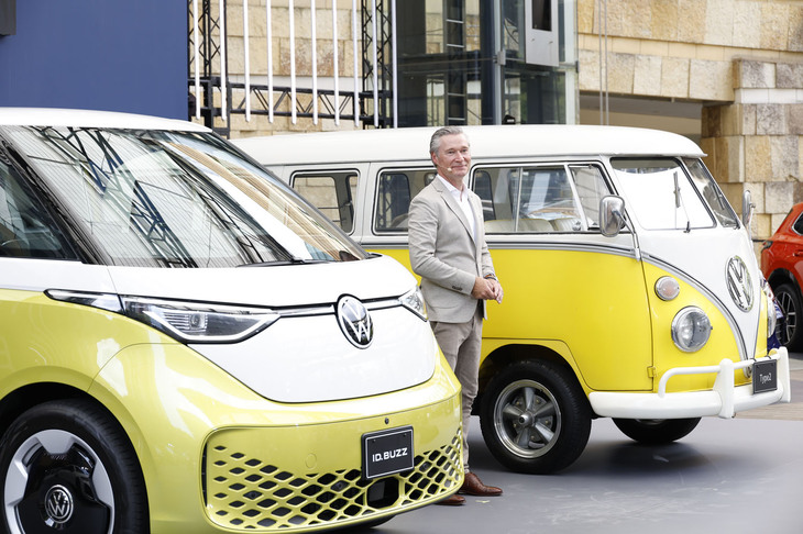 「ID.Buzz」を紹介するフォルクスワーゲン ジャパンのフォルクスワーゲンブランドディレクター、イモー・ブッシュマン氏。