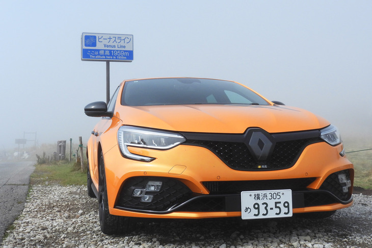 ビーナスラインの最高地点である、標高1959mの標識を前に記念撮影。といっても、標識とクルマ以外、霧でなにも写っていませんが。