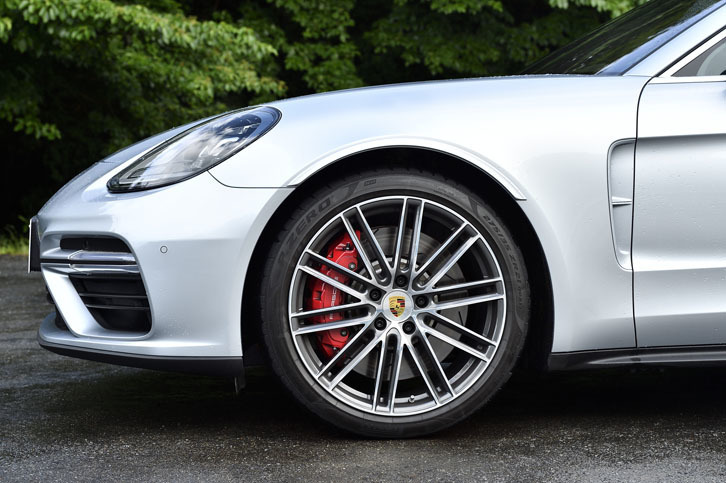 試乗車のタイヤサイズは275/35ZR21（オプション）で、「ピレリPゼロ」を履いていた。「パナメーラ ターボ」では20インチが標準サイズ。