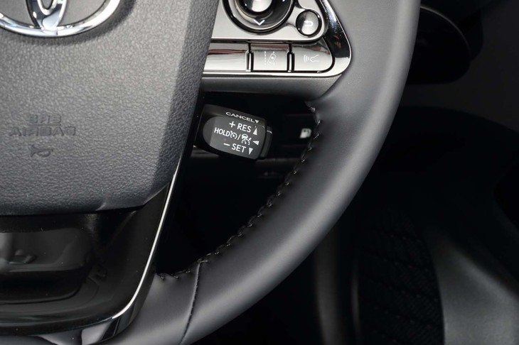 レーダークルーズコントロールの操作レバーは、ステアリングポストの右側にレイアウトされている。