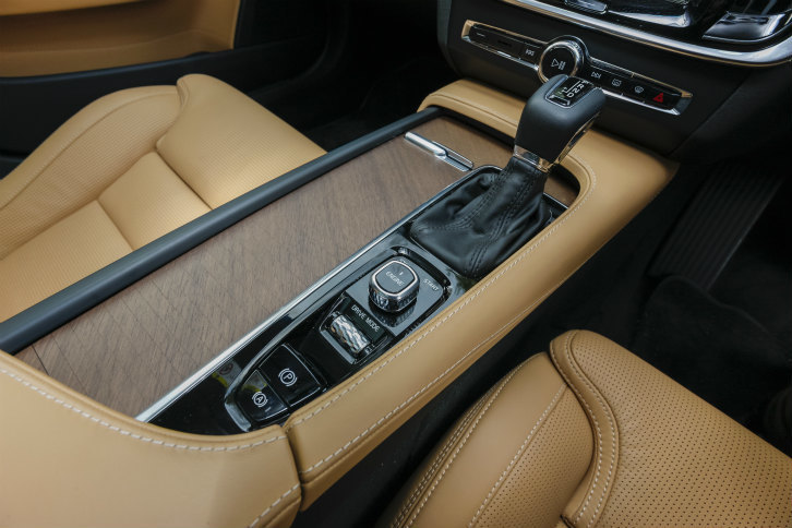 トランスミッションはアイシンAW製の8段AT（AW TG-81SC型）。ギア比は6速が“直結”になる。