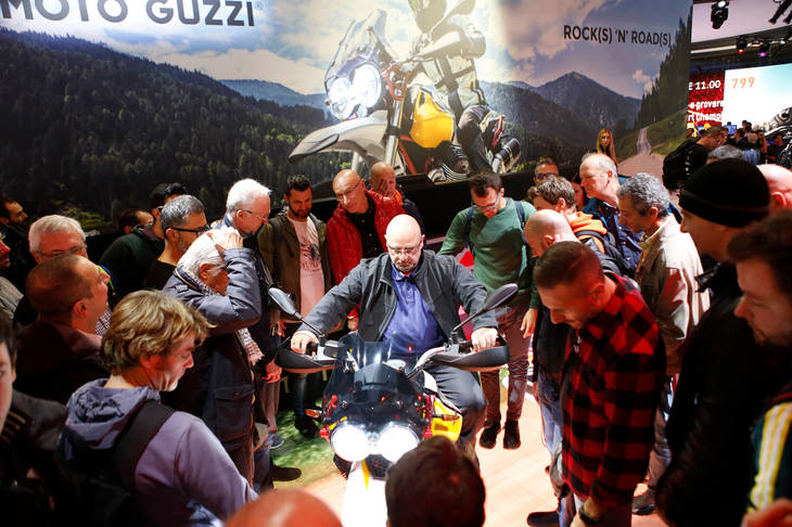 EICMAでは、ほとんどの展示車両に実際にまたがることができ、人気モデルには“またがり待ち”で行列というか円陣のような人だかりができる。先ほど紹介した、モト・グッツィの「V85TT」も大人気だった。