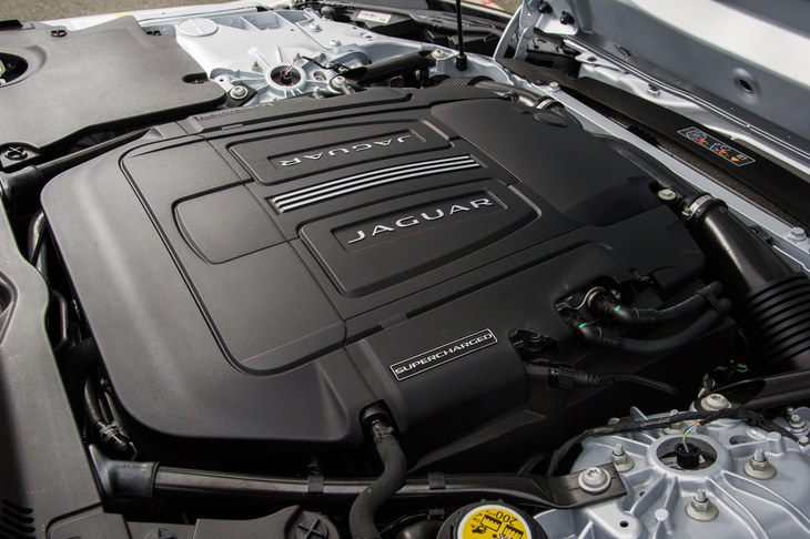 「400スポーツ」に搭載される3リッターV6スーパーチャージドエンジンは、最高出力が400psへと強化される。最大トルクは他のV6モデルと同じ460Nm。