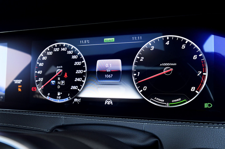 アイドリングは520rpmという低さに保たれ、室内の静粛性に寄与している。