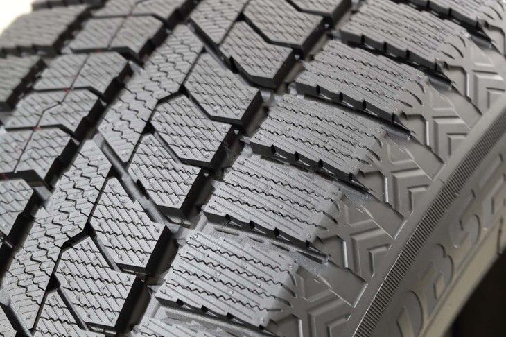 ショルダー部分には矢印のような図柄の「バットレスエッジ」を採用。わだち路面の走行性を高めている。