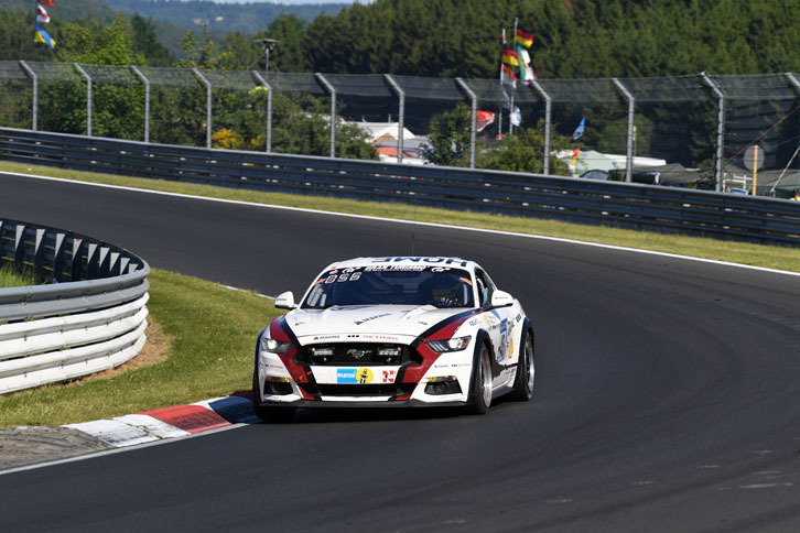 ドイツ車やイタリア車などヨーロピアンブランドのイメージが強いニュル24時間だが、「フォード・マスタングGT」や「ダッジ・バイパー」などのアメリカ車も参戦している。アメ車の最上位は、そのフォード・マスタングGT。総合75位、SP8クラス3位で完走した。