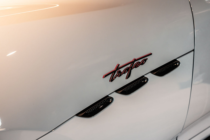 マセラティ・グランカブリオ トロフェオ（ボディーサイドエンブレム）