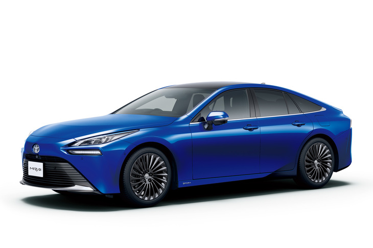 2020年12月に発売されたFCEV「トヨタ・ミライ」。水素を空気中の酸素と化学反応させて自らが発電して走る、優れた環境性能がセリングポイントとされる。トヨタはHEVやPHEV、EVに注力しながらも、FCEVの普及にも努めている。