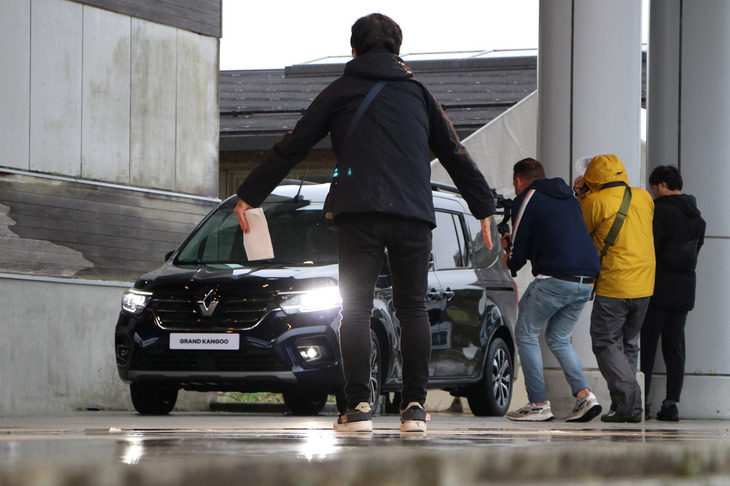 来場者が注目するなか、ゆっくりとステージの上に姿を現す新型「ルノー・グラン カングー」。