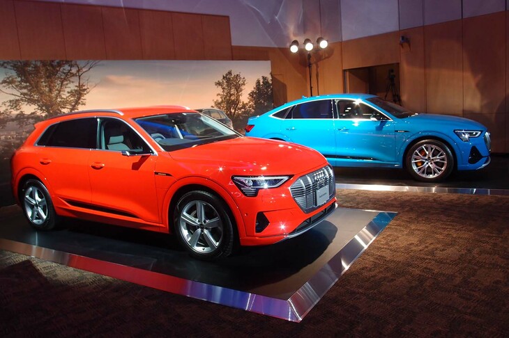 「Q4 e-tron」「Q4 e-tronスポーツバック」の発表会場には、既存の「e-tron」シリーズも並べられた。写真は手前が「e-tron」で、奥が「e-tronスポーツバック」。