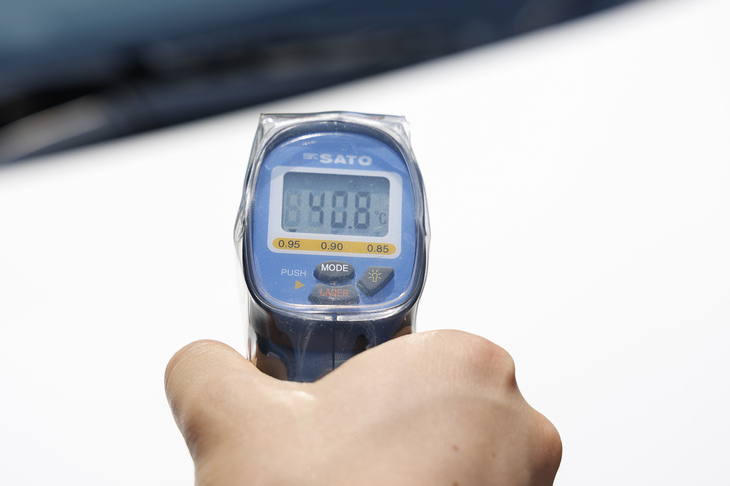 今回、実証実験が行われている羽田空港で、屋外に並べた「自動車用自己放射冷却塗装」の車両と、通常塗装車のボンネット表面温度を実際に計測してみた。測定時は前者が40.8℃、後者が50.5℃で、10℃近い差が確認できた。