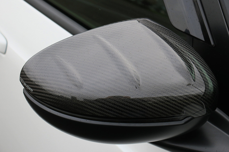 ホンダ・フィットe：HEV RS 無限パーツ装着車（カーボンドアミラーカバー）