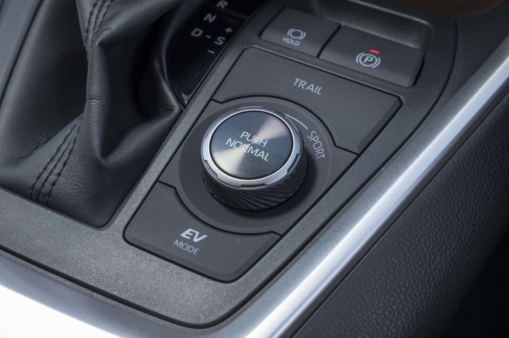 ドライブモードセレクターの前方には「TRAILモード」のスイッチがレイアウトされる。同モードでは空転したタイヤを制動して反対側のタイヤにトルクを配分することで、スタック状態から脱出しやすくなる。