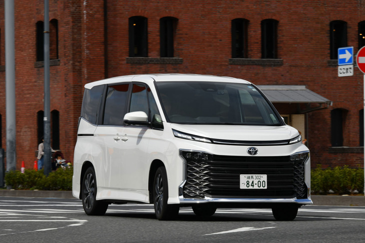 本文で紹介される機能に加え、新型「ヴォクシー」にはオプションで、ドライバーの事故回避操作をステアリング制御でアシストする「緊急時操舵支援機能」や、車線変更の操作支援機能なども用意される。