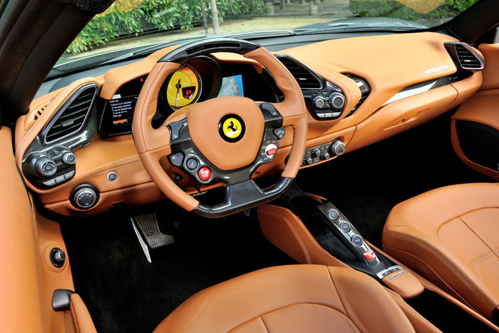 エアコンの吹き出し口やセンターコンソールなど、インテリアのデザインには細かな変更が加えられているが、基本的なレイアウトは「458」シリーズのものを継承している。