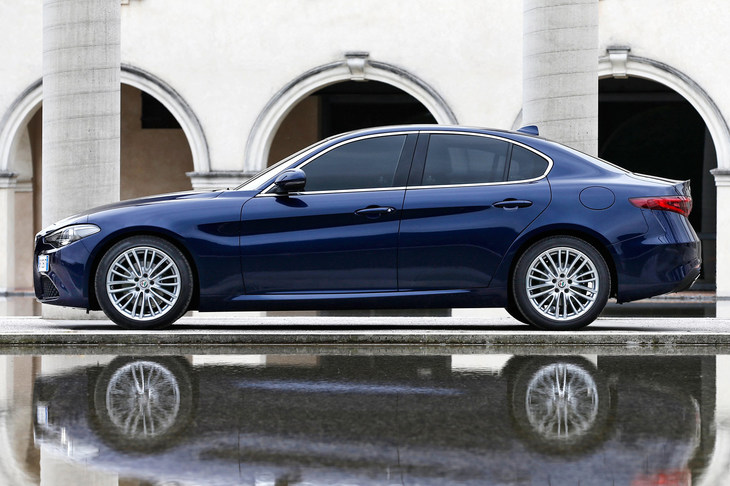 「ステルヴィオ」より一足早くデビューしたFRセダンの「ジュリア」。ステルヴィオとは基本コンポーネンツを共有している。