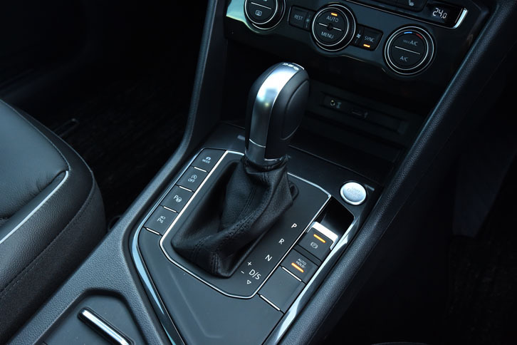 トランスミッションは6段AT。