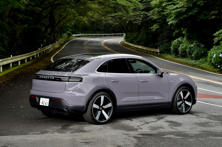 【ポルシェ・マカン4のスペック】
	ボディーサイズ：全長×全幅×全高＝4784×1938×1622mm／ホイールベース：2893mm／車重：2330kg（DIN、空車重量）／駆動方式：4WD／フロントモーター：永久磁石同期式電動モーター／リアモーター：永久磁石同期式電動モーター／システム最高出力：387PS（285kW）＜オーバーブースト時：408PS（300kW）＞／システム最大トルク：680N・m（69.4kgf・m）／タイヤ：（前）255/40R22 103Y XL／（後）295/35R22 108Y XL（グッドイヤー・イーグルF1スーパースポーツ）／一充電走行距離：516-612km（WLTPモード）／交流電力量消費率：21.1-17.9kWh/100 km（約211-179Wh/km、WLTPモード）／価格：1045万円
	
	【取材時の燃費データ】
	テスト距離：268.3km（市街地1：高速道路7：山岳路2）／消費電力量：--kWh／参考電力消費率：4.8km/kWh