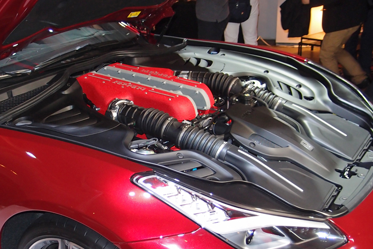 フロントに縦置きされる、自然吸気の12気筒エンジン。最高出力690ps、最大トルク71.1kgmを発生する。