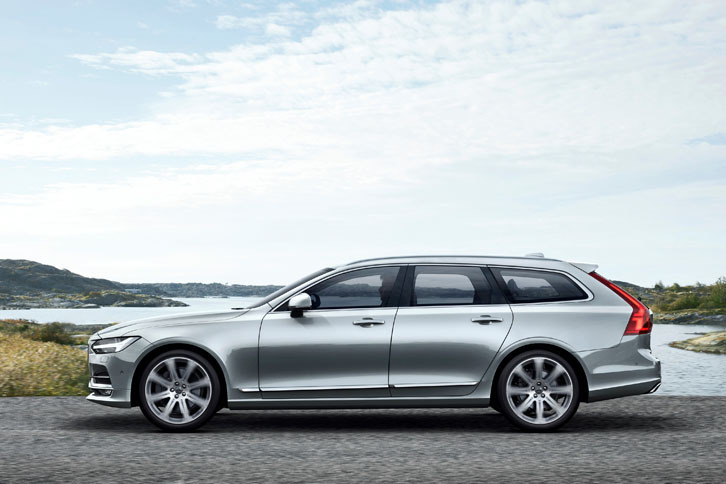 「V90」のサイドビュー。傾斜の強いリアウィンドウが印象的。