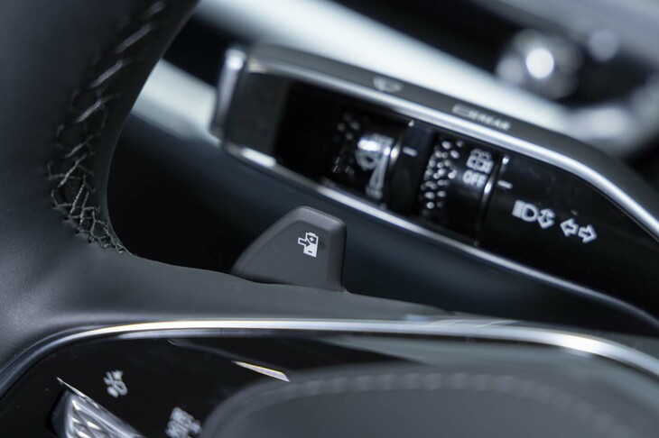 ステアリングホイールに備わる、「バリアブル回生オンデマンドシステム」のパドル型コントローラー。回生ブレーキの強さを操作し、完全停止まで指先で行える。  