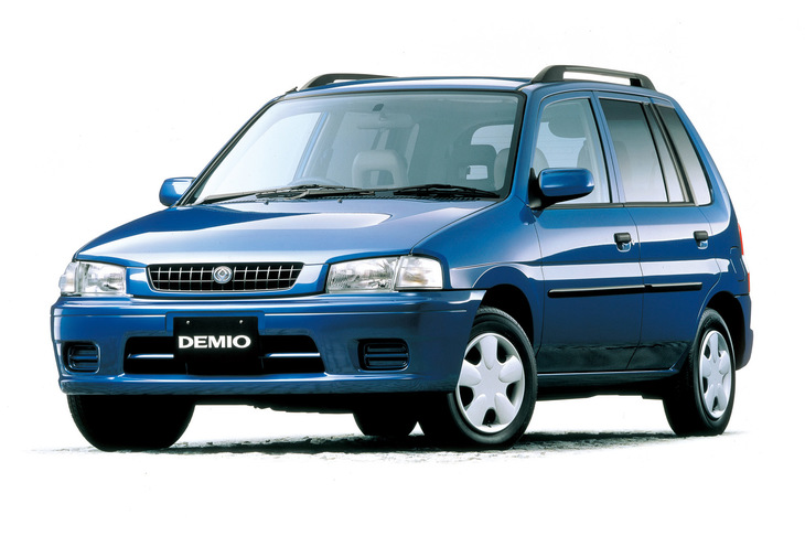 1996年に登場した初代「マツダ・デミオ」。フォードにもOEM供給され、「フェスティバミニワゴン」として販売された。