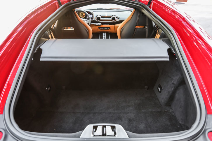 ラゲッジルームの容量は320リッター。500リッターまで拡大できる。