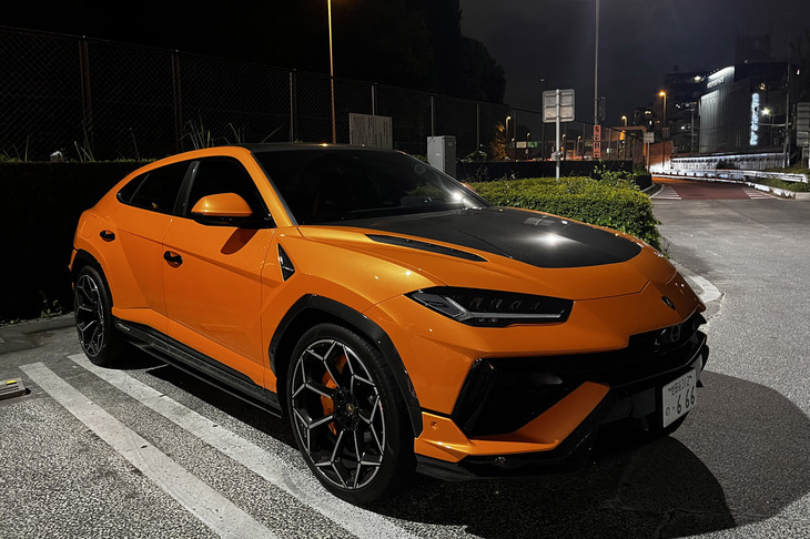 「ウルス ペルフォルマンテ」は、ウルスのハイパフォーマンスバーションとして2022年8月にデビュー。日本では同年11月の「ランボルギーニデー・ジャパン2022」で初披露された。