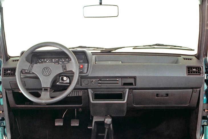 2代目「ポロ」のインテリア。初代モデルのデザインを立体的に進化させたインストゥルメントパネルが採用された。